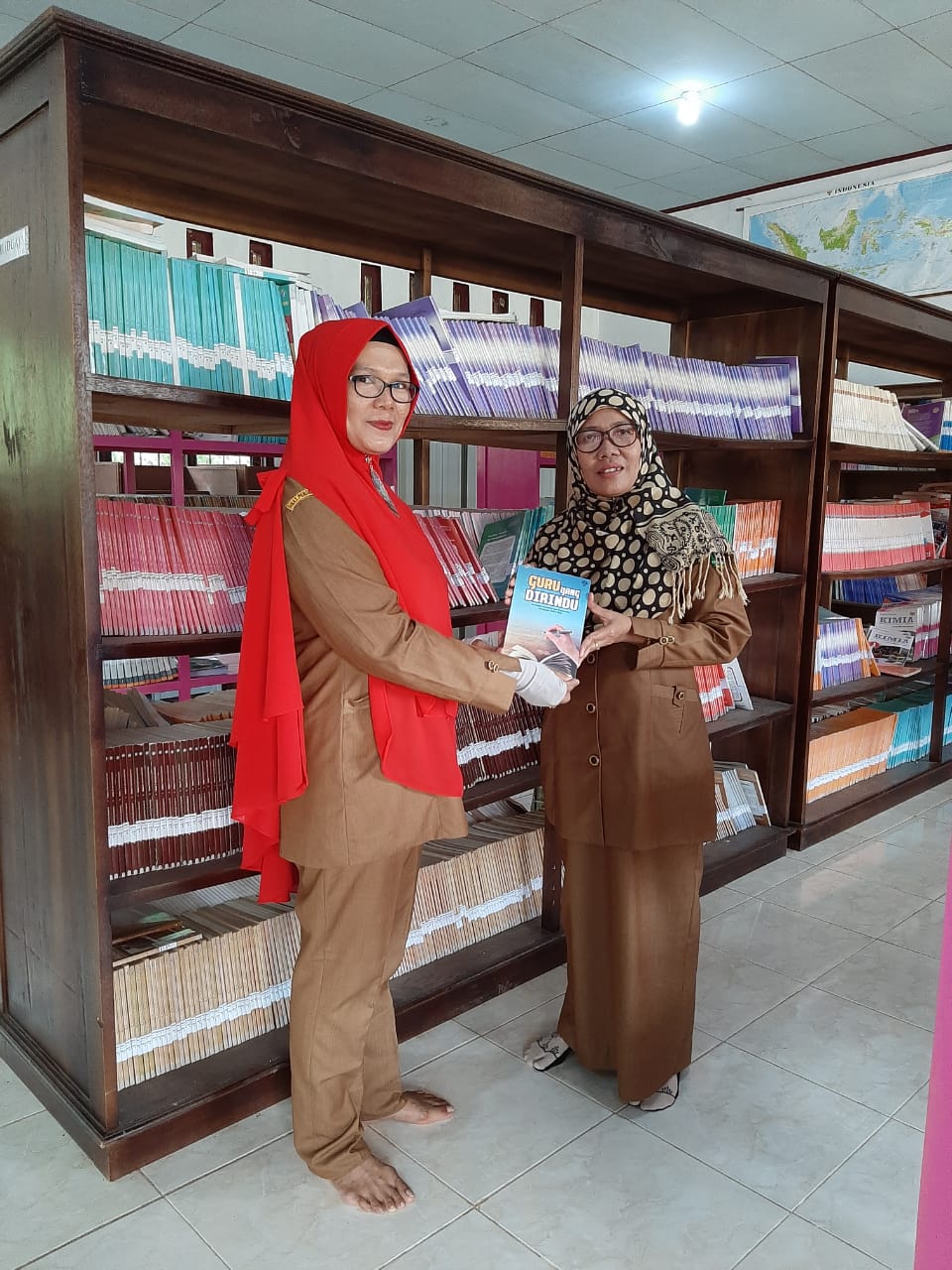 Yudesra saat menyerahkan Buku karyanya ke Perpustakaan SMKN 1 Sungai Rumbai