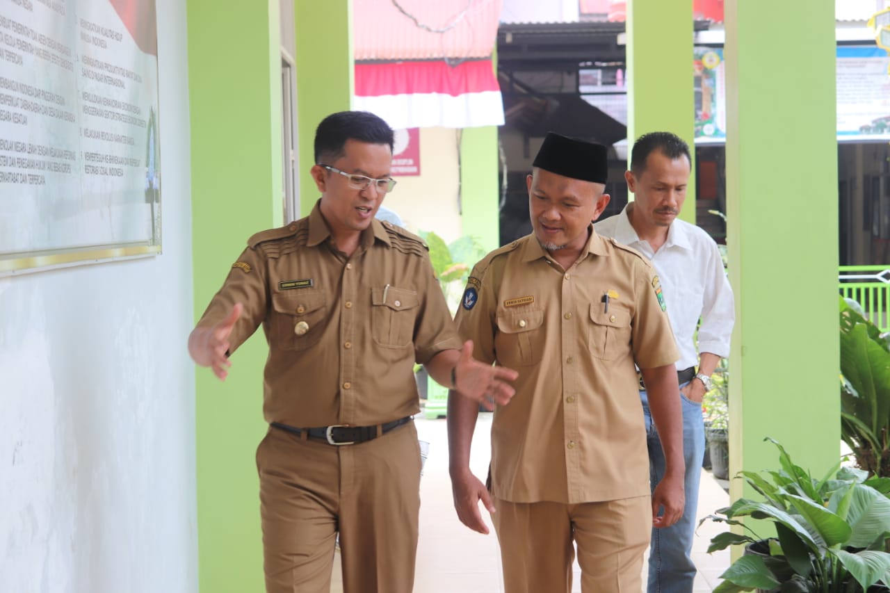 Wakil Walikota payakumbuh berbincang dengan kepala sekolah SMANSA Payakumbuh