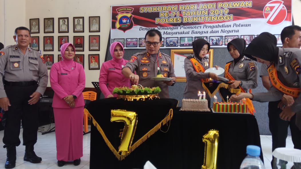 Menandai syukuran peringatan hari jadi Polwan ke 71, kapolres Bukittingi AKBP Arly Jembar Jumhana membagikan nasi kuning kepada anggota Polwan setempat