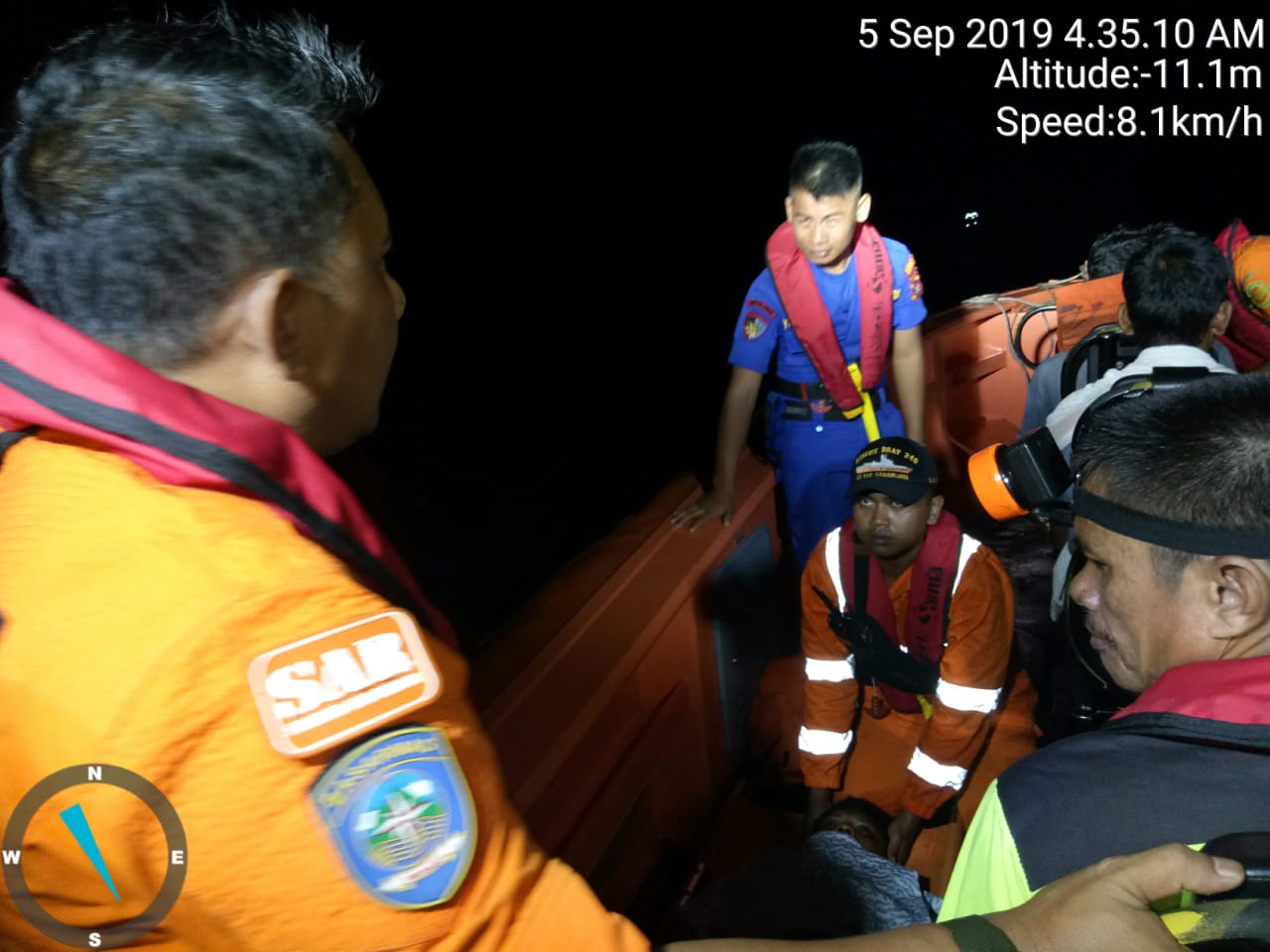 Tim SAR Mentawai saat penyelamatan perahu nelayan yang terbalik
