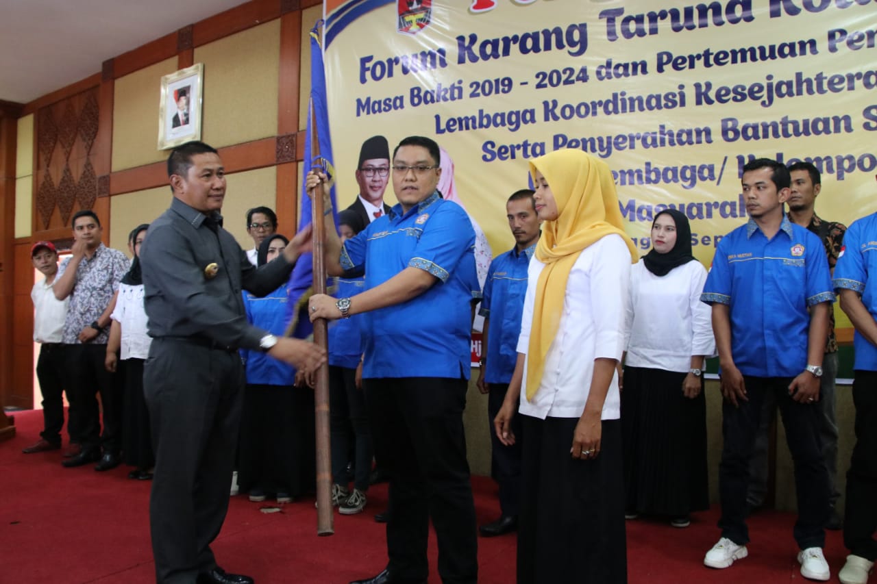 Pengukuhan Forum Karang Taruna Kota Bukittinggi masa bhakti 2019 – 2024 ditandai dengan penyerahan Pataka Karang Taruna kepada ketua Forum  di Auditorium Perpustakaan Nasional Proklamator Bung Hatta, Selasa (3/09)