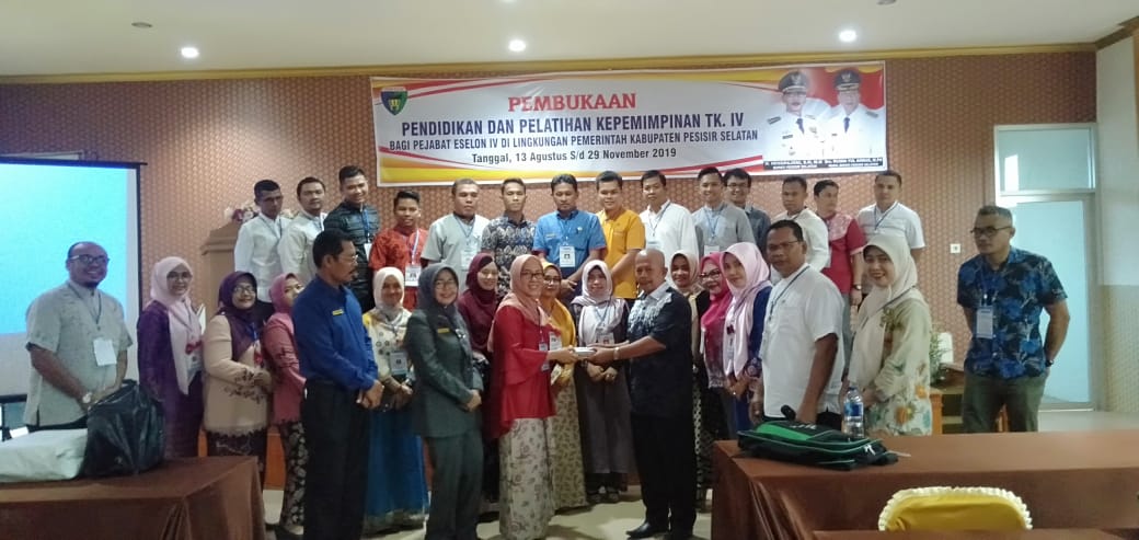 Peserta Diklatpim IV Angkatan V Pemkab Pesisir Selatan ketika menyerahkan bantuan peralatan ibadah kepada Rumah Tahanan Kelas II B Painan, Jumat (6/9).