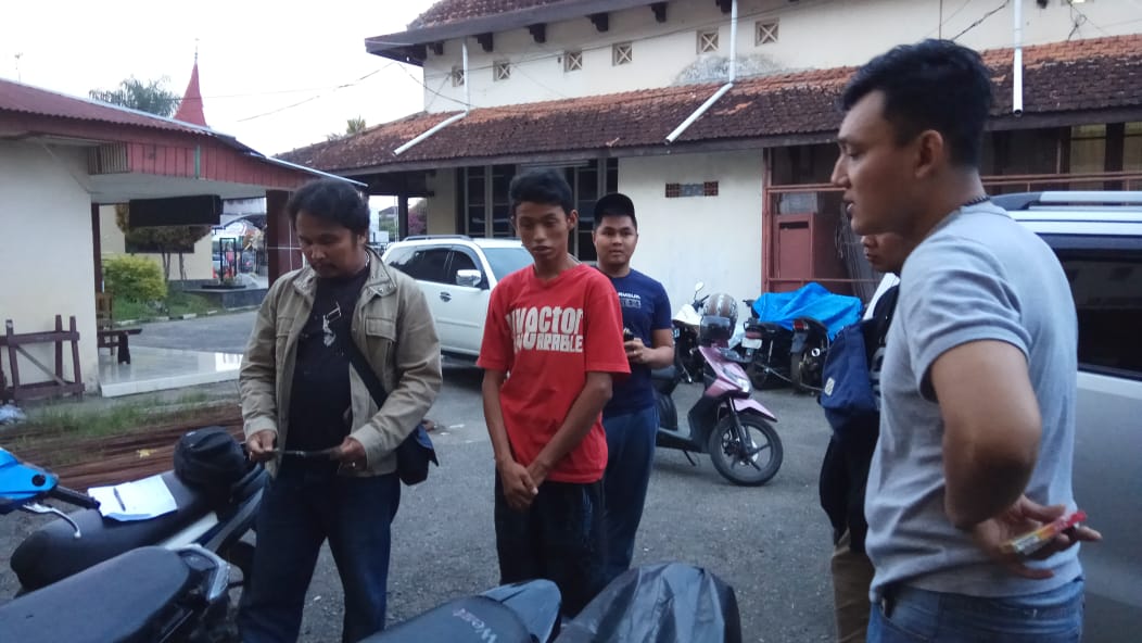 Dua pelaku curanmor berusia belasan tahun berinisial B (18) dan F (17) diamankan Polres Bukittinggi bersama empat unit sepeda motor hasil curiannya