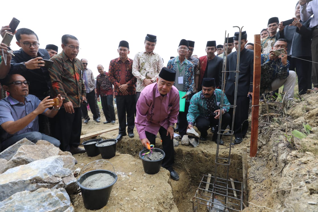 Menandai pembangunan Pondok Pesantren Sekolah Menengah Kejuruan Islam Terpadu (SMK-IT) Al-Izhar Boarding School, Wagub Sumbar Nasrul Abit letakkan batu pertama bersama Wabup Agam, Sabtu (7/9). 