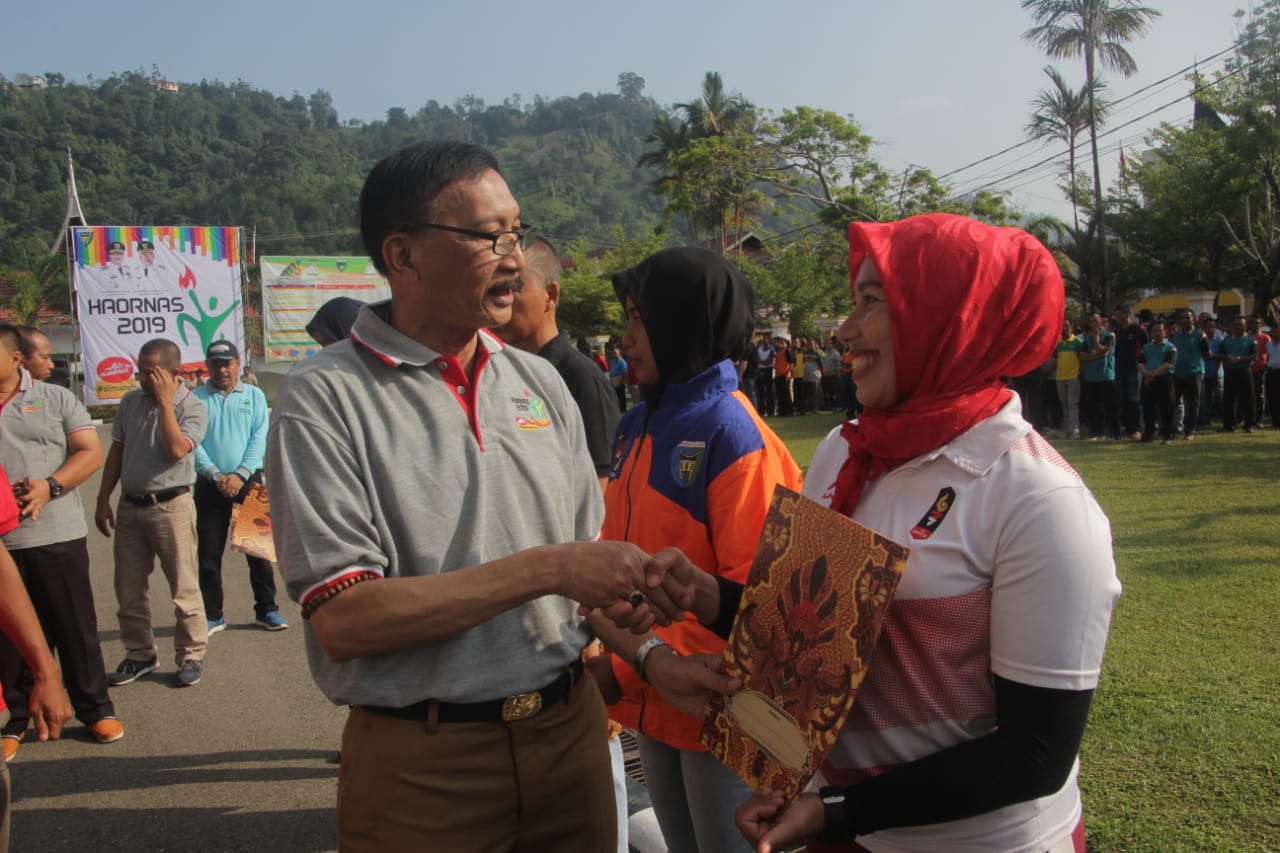 Bupati Hendrajoni menyerahkan penghargaan dan bonus kepada atlet taekwondo yang meraih juara umum   memperebutkan piala gubernur  Sumatera Barat 