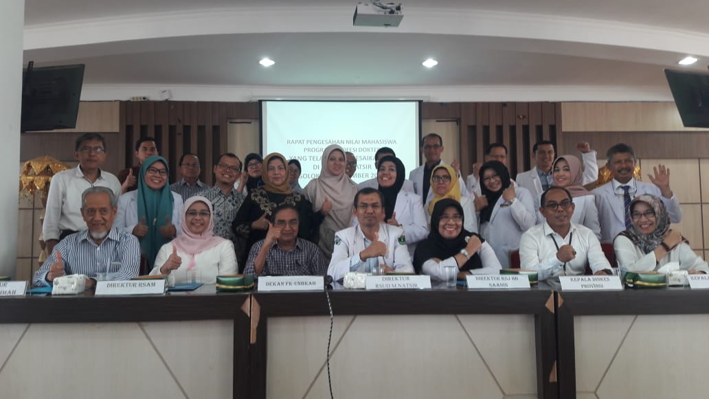 Direktur RSMN drg Basyir Busnia foto bersama dengan peserta kegiatan penetapan nilai KKS