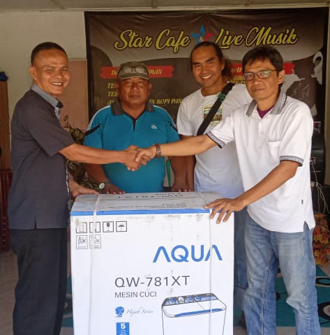 Salah seorang alumni yang juga anggota DPRD Sijunjung, April Marsal. S.Pd, menyerahkan hadiah utama doorprize saat gerak jalan santai Ajang Lintas Angkatan SMPN 1 Sijunjung.