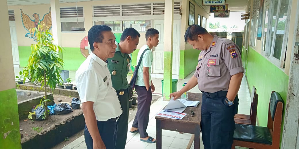 Camat Sijunjung, bersama Kapolsek dan Danramil, memantau pelaksanaan Pilwana di Nagari Sijunjung.