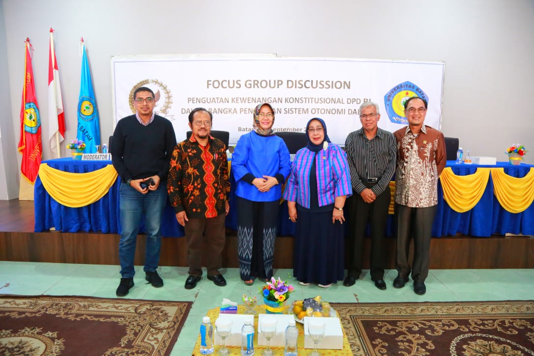 Wakil Ketua DPD RI Darmayanti Lubis bersama para peserta FGD Penguatan Kewenangan Konnstitusional DPD RI di Universitas Batam