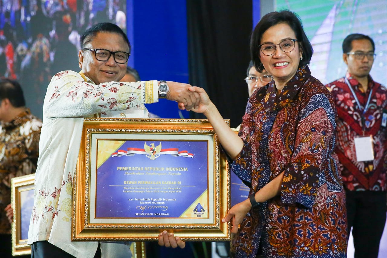 Ketua DPD RI Oesman Sapta menerima penghargaan opini WTP dari Menkeu Sri Mulyani