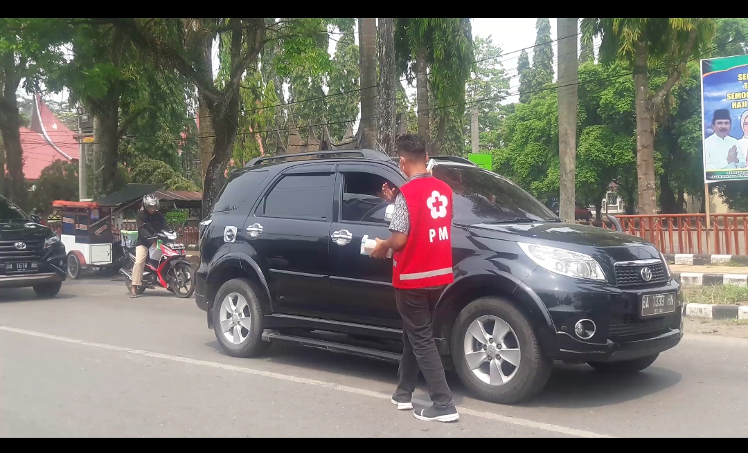 PMI Kabupaten Solok bagi masker gratis