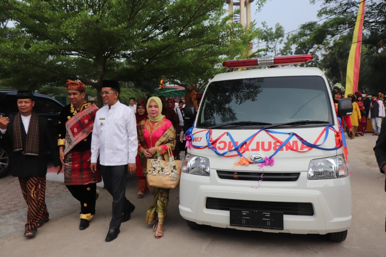 Komunitas alumni SLTA Payakumbuh serahkan ambulance