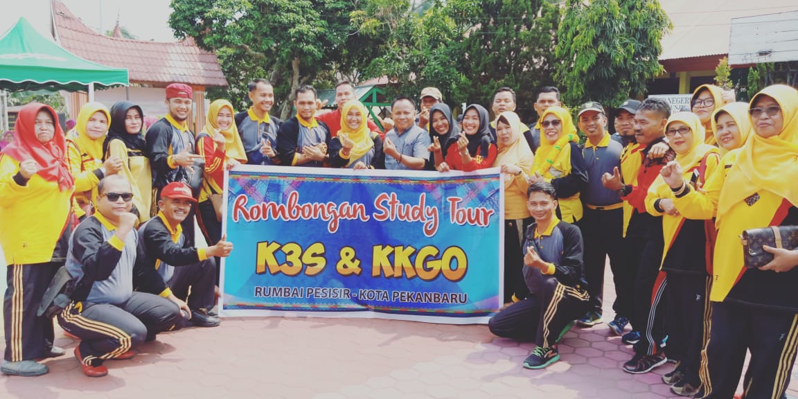 Menjelang kegiatan persahabatan dimulai, rombongan Rumbai Pesisir, Kota Pekan Baru, foto bersama dengan tuan rumah