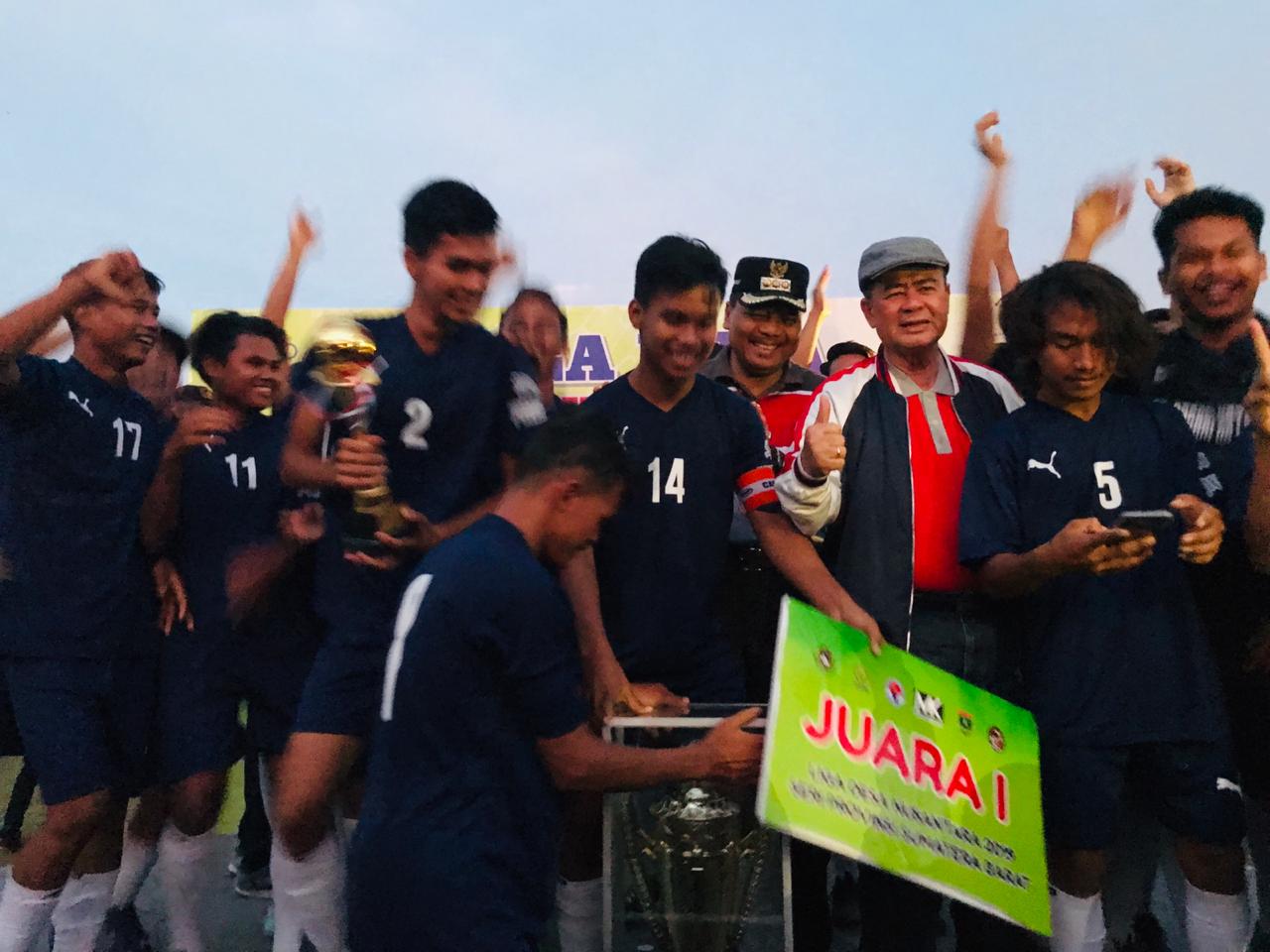 Wagub Sumbar Nasrul Abit didaulat menutup dan menyerahkan hadiah kepada juara Liga Desa Nusantara tingkat Sumbar 2019, Minggu (15/9).