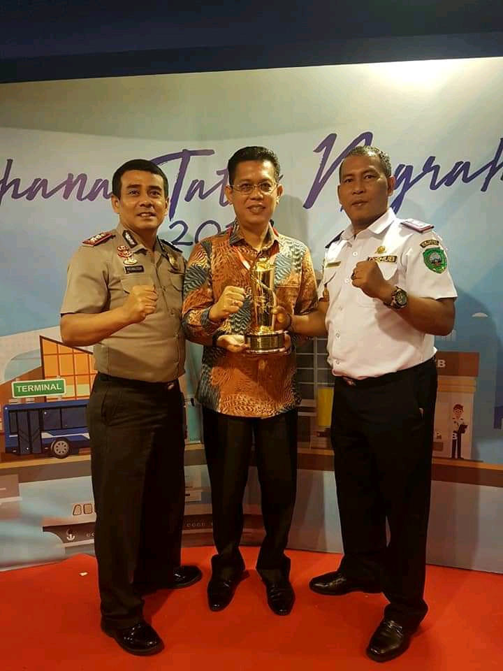 Wakil Bupati Pasaman H. Atos Pratama, ST didamping Kepala Dinas Perhubungan Afridansyah dan Kapolres Pasaman AKBP Hasanuddin sesaat setelah menerima Piala WTN 2019 di Jakarta