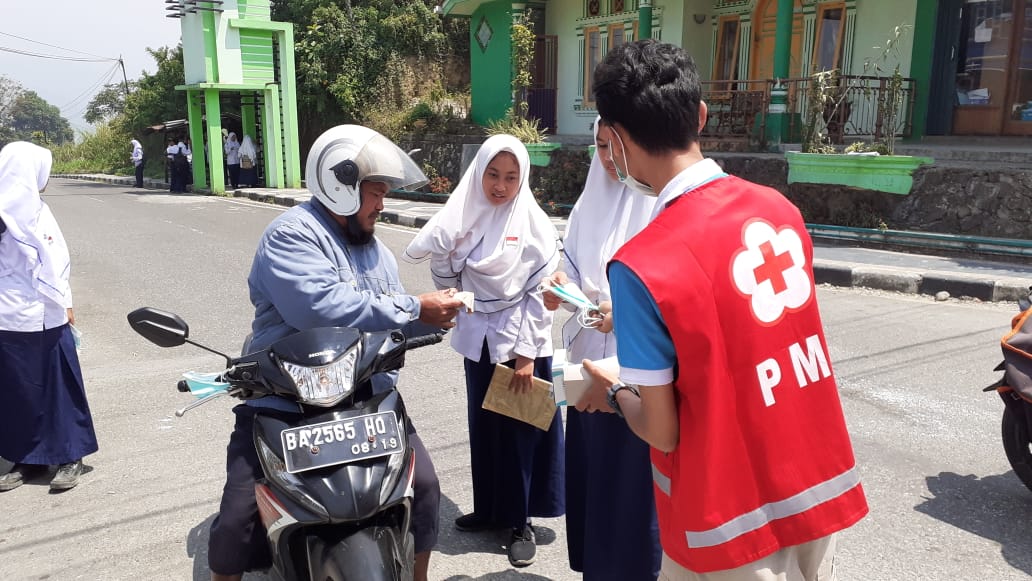 PMI kabupaten solok bagikan masker  