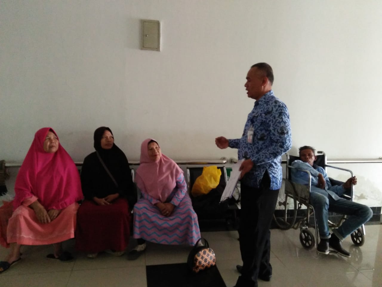 Radimas, salah seorang petugas Menejer Pelayanan Pasien sedang memandu pasien