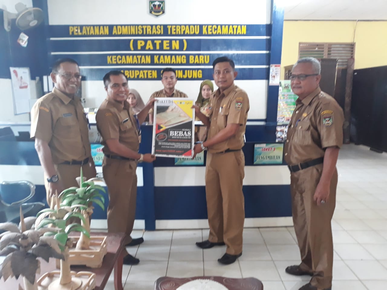 Usai sosialisasi bebas BBNKB dan denda PKB, Masri memberikan stiker Bebas BBNK dan denda PKB kepada Camat Kamang Baru, David Rinaldo