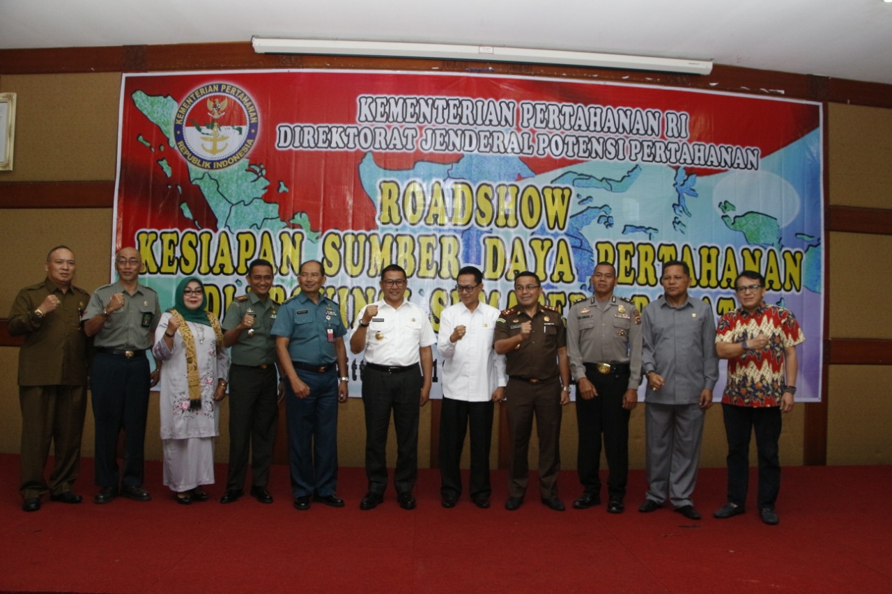 Walikota Bukittingi foto bersama selepas membuka Road show Kesiapan Sumber Daya Pertahanan