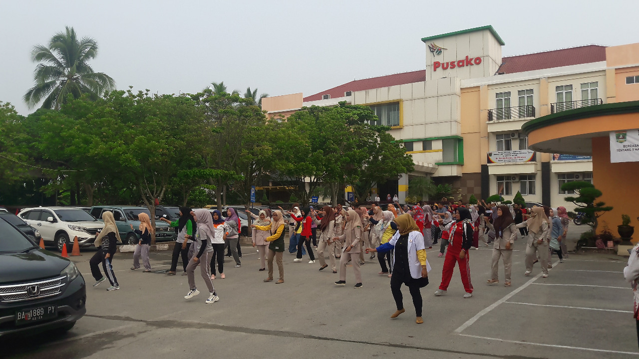 Latihan senam untuk menyambut Tim Penilai Akreditasi di RSMN