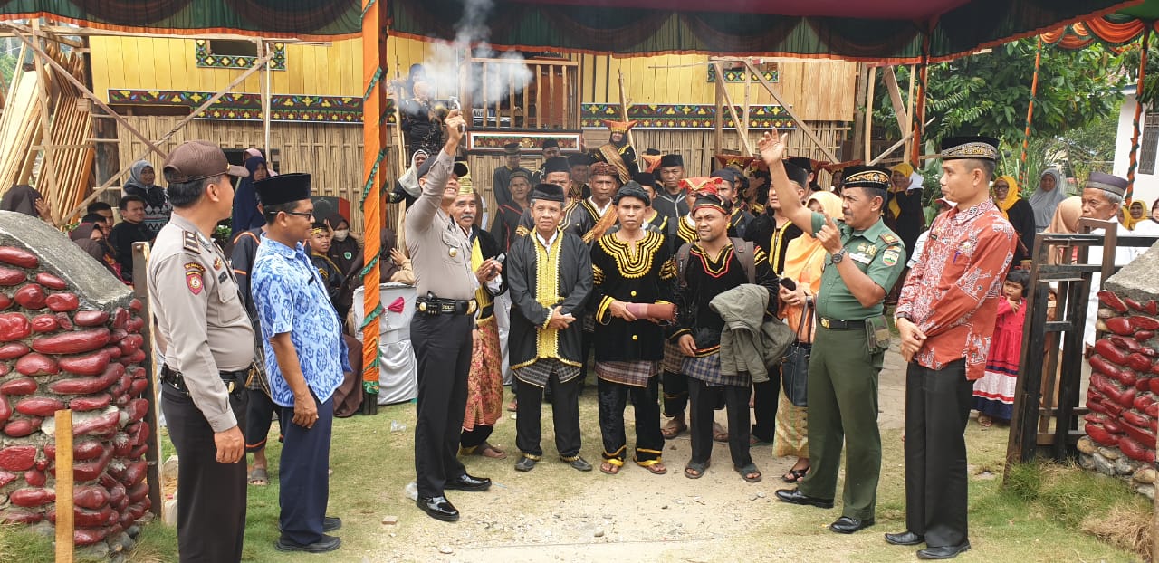 Prosesi malapeh rajo manjalani rantau, ditandai dg tembakan pistol ke udara..