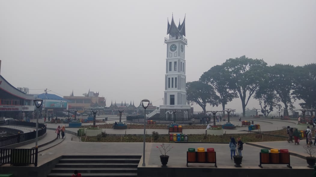 Jam Gadang disungkup kabut