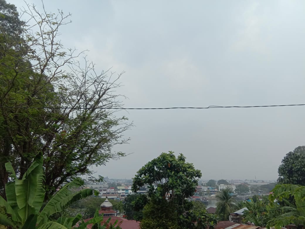Udara di angkasa Padang mulai bersih. Foto diambil dari Gunung Padang