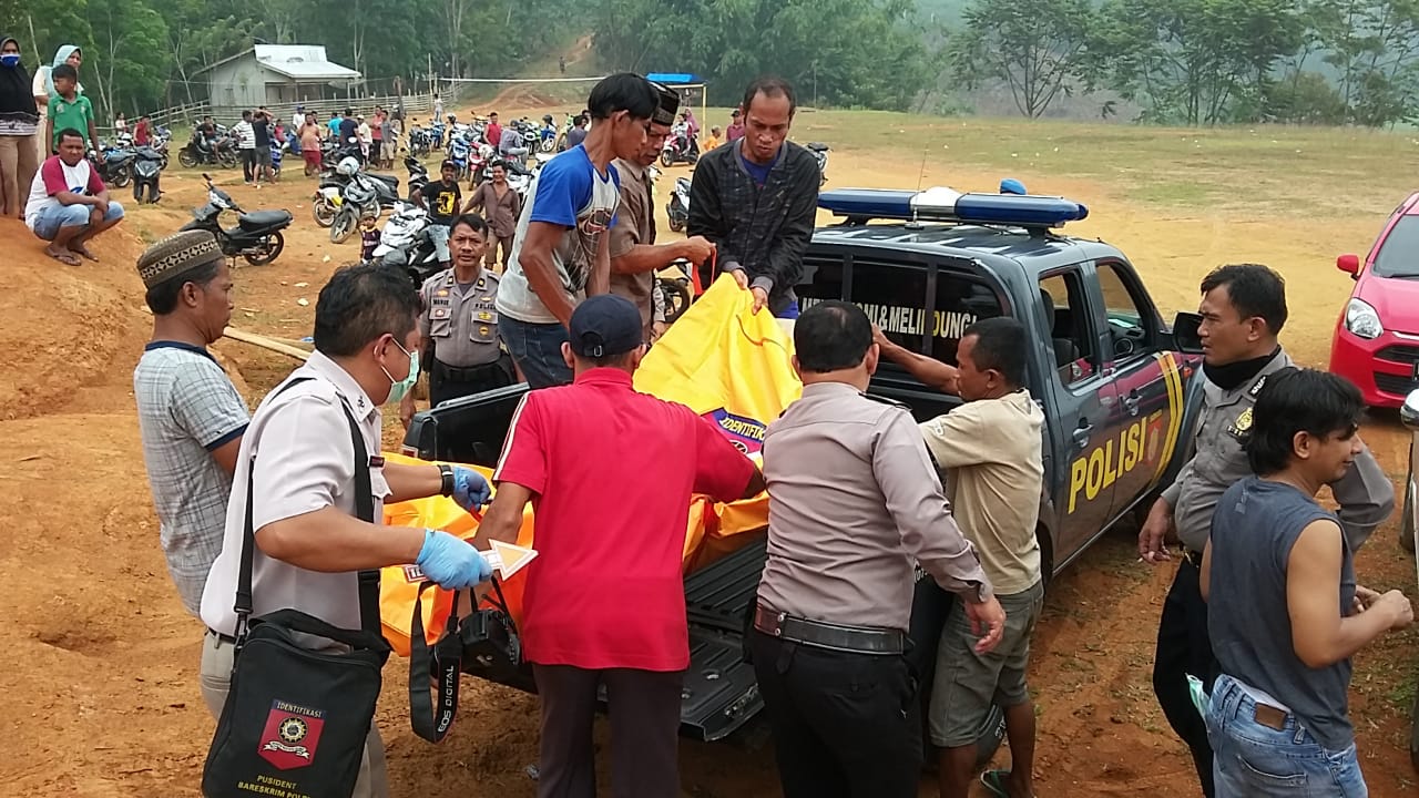 Polisi mengamankan sosok mayat laki-laki