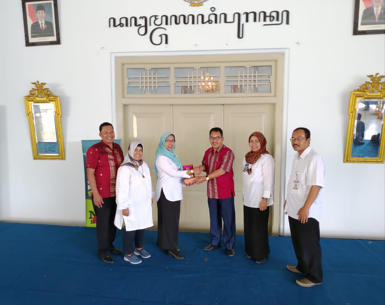 Kabidbud Disbud Sijunjung Syamsul Bahri serahkan cenderamata pada pejabat BPNB Jogyakarta