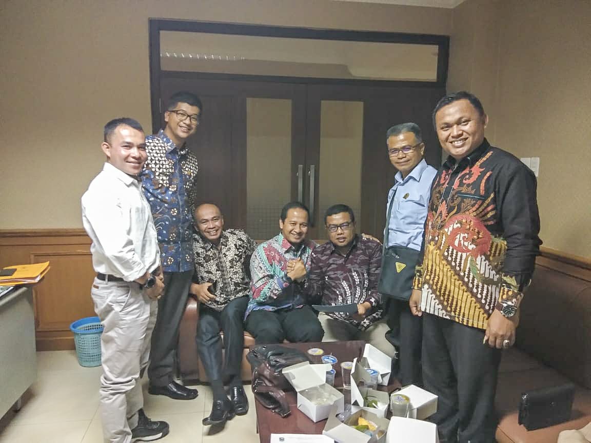 Salam kompak Nosa Eka Nanda dan Hafni Hafiz, dan terlihat pula anggota DPRD Kab Solok lainnya seperti Mukhnaldi dan Renaldo Gusmal
