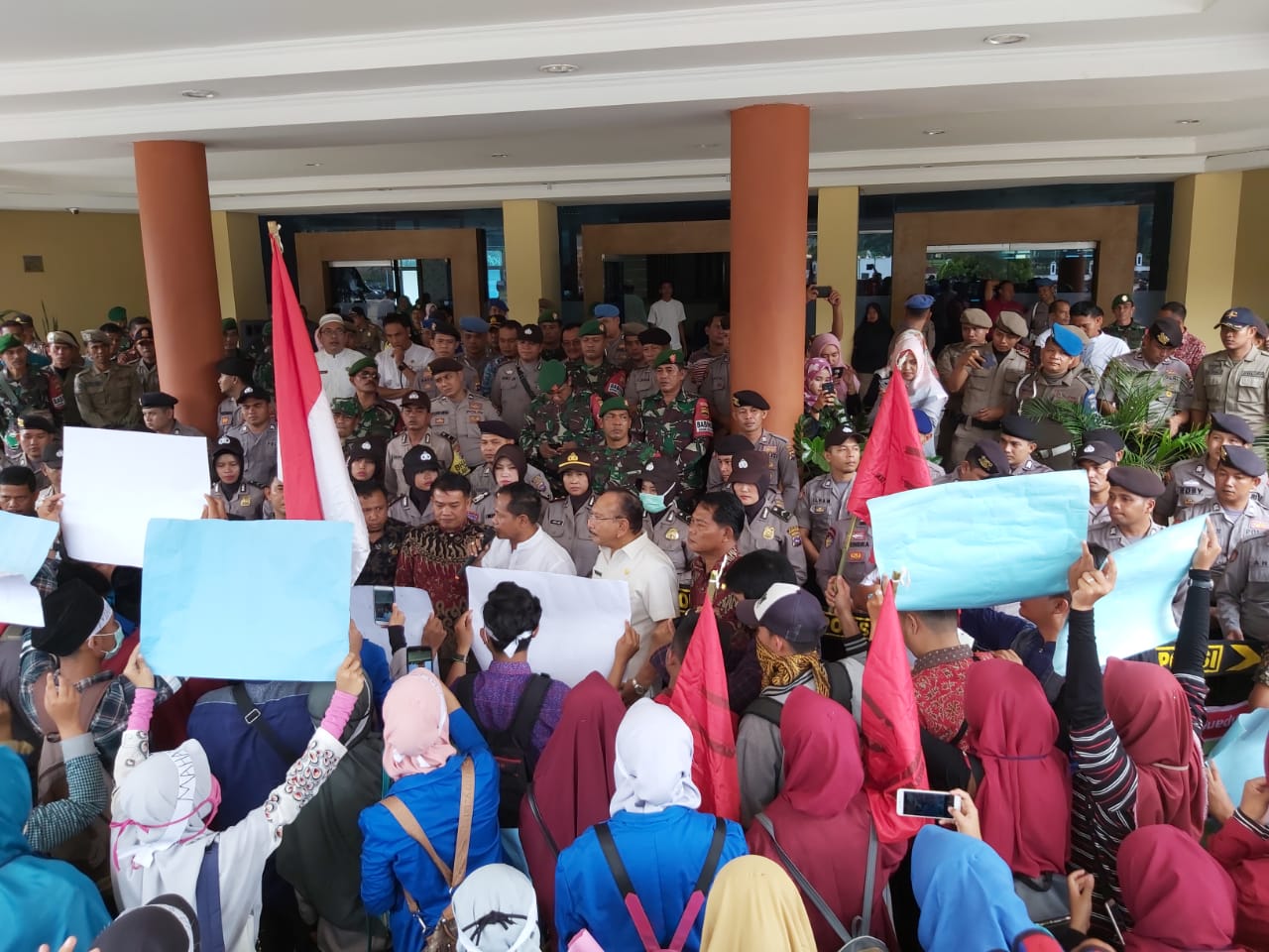Mahasiswa Pasbar juga berunjuk rasa ke DPRD setempat
