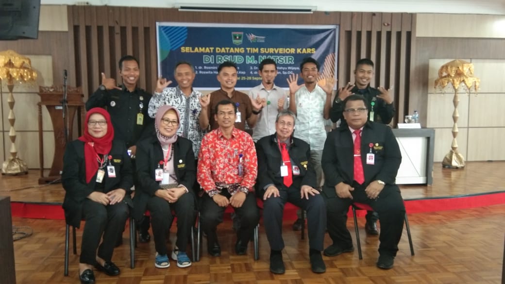 Direktur RSMN bersama staf dan para surveyor KARS