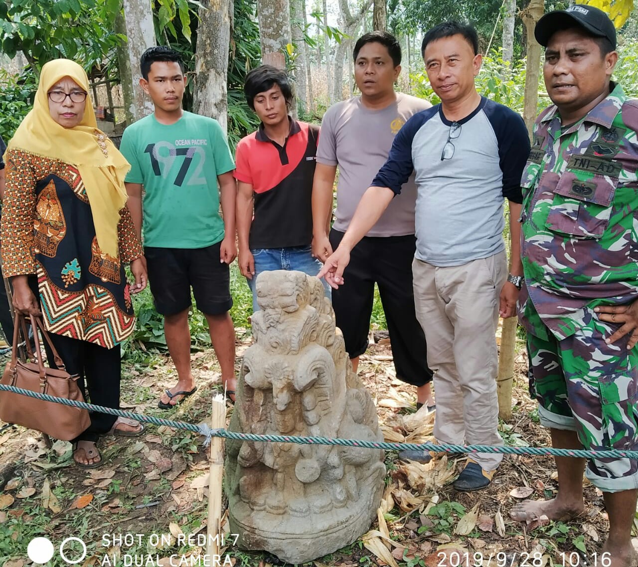 Benda purbakala berupa patung yang ditemukan di sungai Sibinail ramai dilihat masyarakat