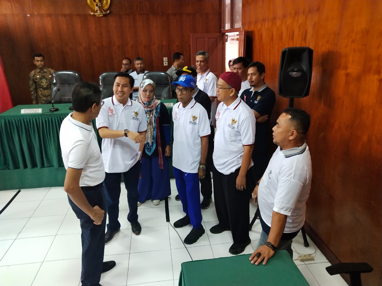 Gubernur Irwan Prayitno bercengkrama dengan komisionir Komisi informasi disela peresmian kantor KI Sumbar