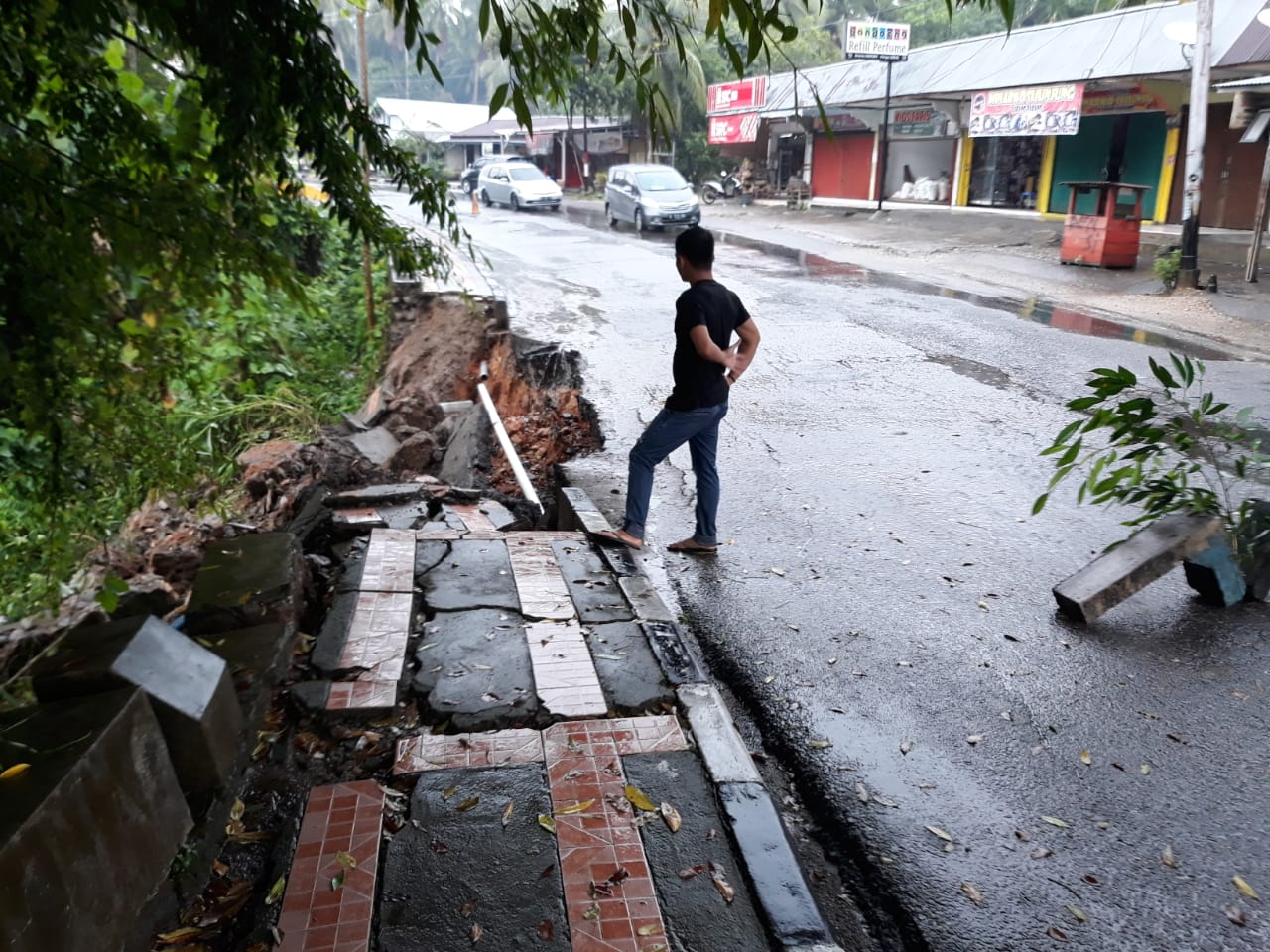 Bahu jalan di depan PDAM Muaro Sijunjung terban