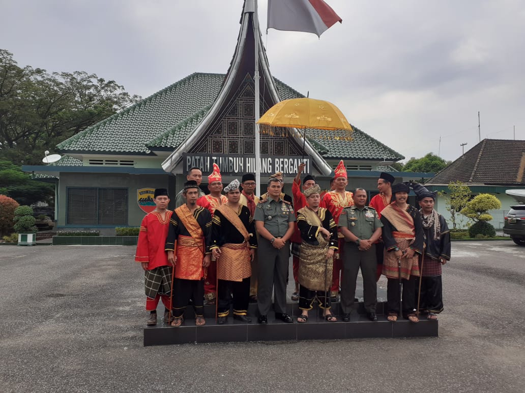 Mahkamah Adat Alam Minangkabau menemui Danrem 032/Wirabraja Brigjen Kunto Arif Wibowo, S.IP, Senin (30/9)