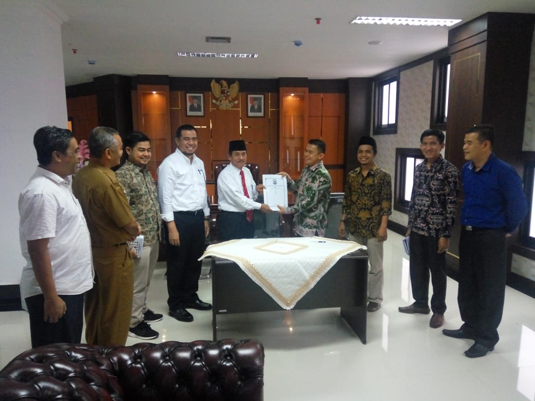 NPHD Pilkada usai ditandatangani, diperagakan oleh Bupati Yuswir Arifin dan Ketua KPU Lindo Karsyah