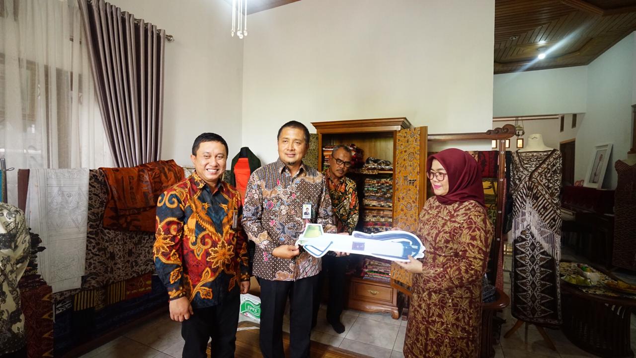 GM PLN UIW Sumbar, Bambang Dwiyanto bagikan canting elektrik pada perajin batik