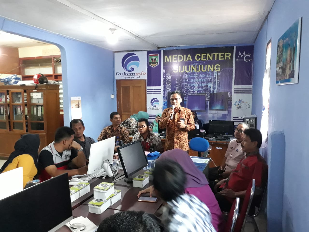 Wartawan Sijunjung mengikuti sosialisasi penggunaan bahasa luar ruang
