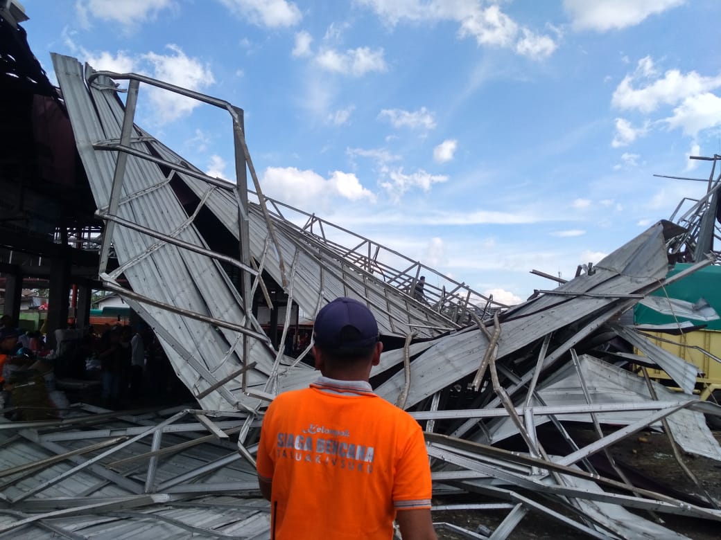 Los Pasar Padang Luar dilanda angin puting beliung