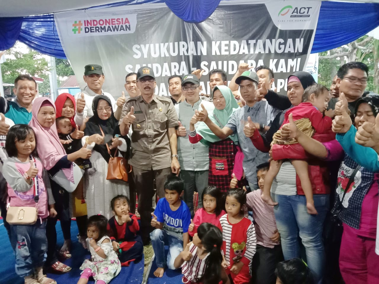 Bupati Hendrajoni saat menyambut kepulangan para perantau Pessel dari Wamena