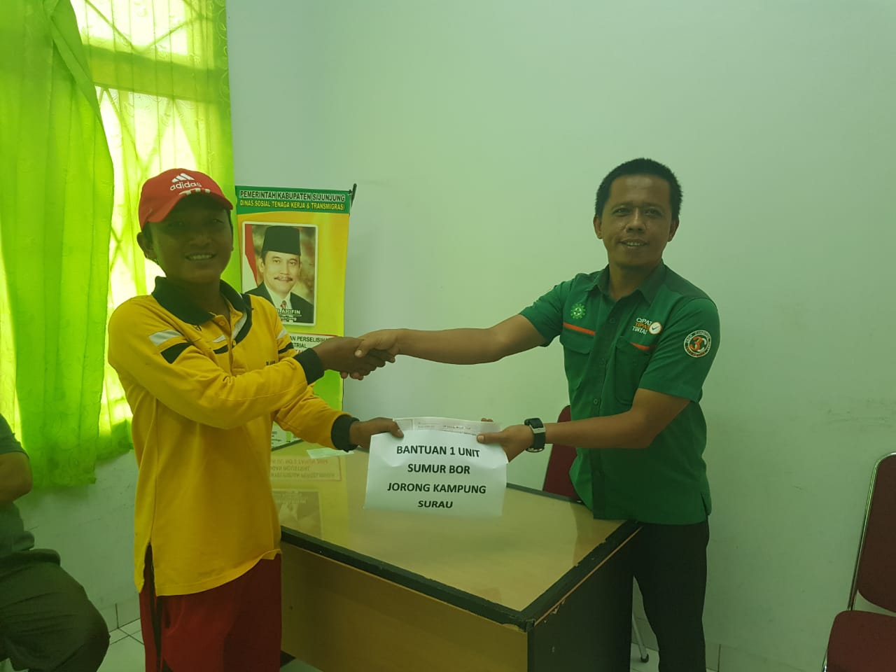 Kepala Jorong Kampuang Surau, Amanda, mewakili masyarakat, menerima secara simbolis bantuan satu unit sumur bor dari PT KPSS yang diserahkan KTU nya, Nofri Hidayat, pekan laku.