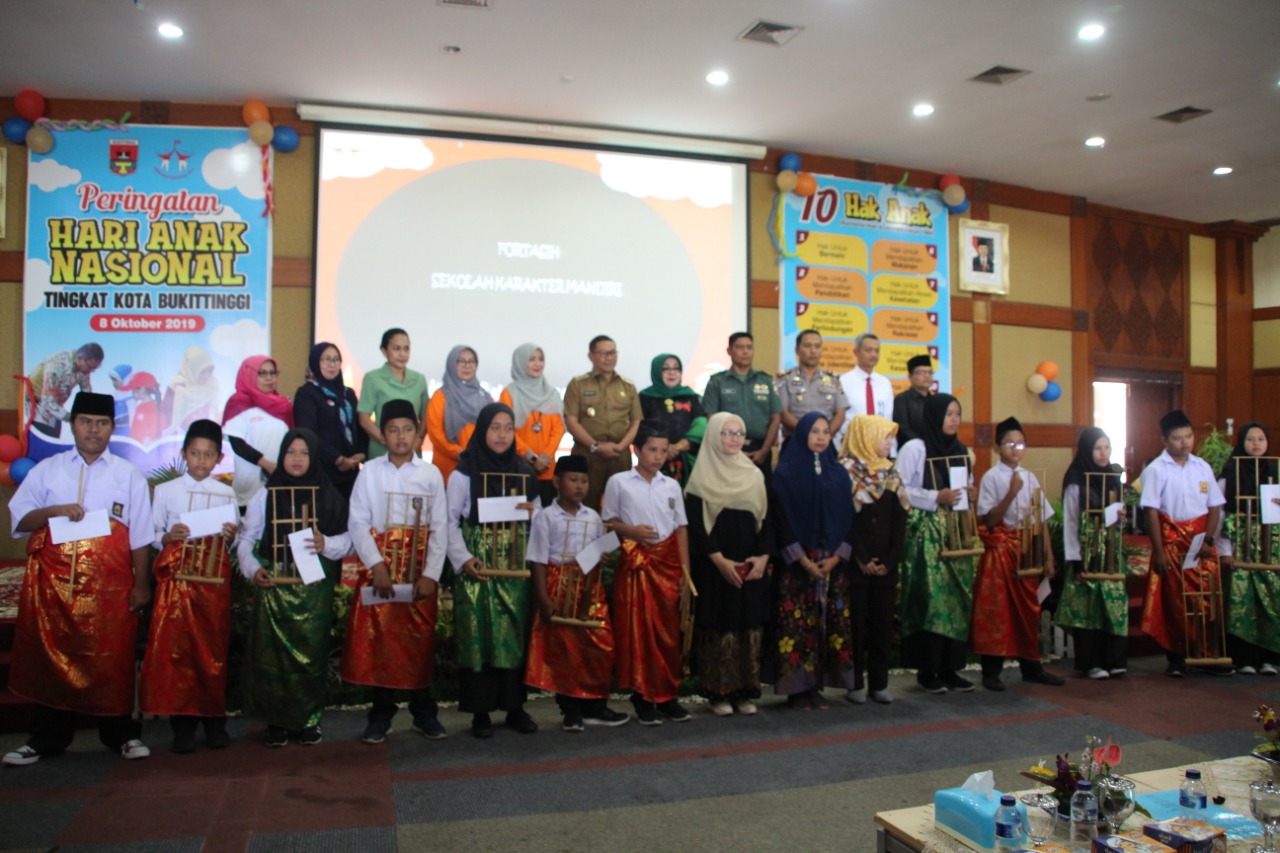 Wako Ramlan Nurmatias saat peringatan Hari Anak Nasional di Bukittinggi