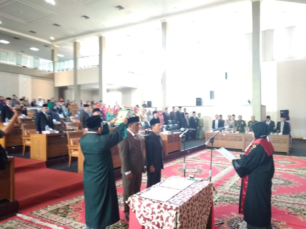 Pengambilan sumpah dan janji Pimpinan DPRD Kabupaten Dharmasraya masa jabatan 2019-2024, Selasa (8/10).