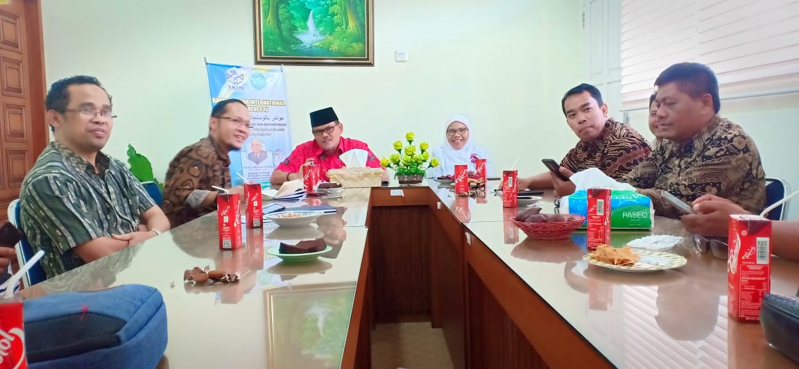 Direktur Pasca Sarjana Syukri Iska saat jumpa pers dengan sejumlah awak media, Kamis (10/10) di Batusangkar.