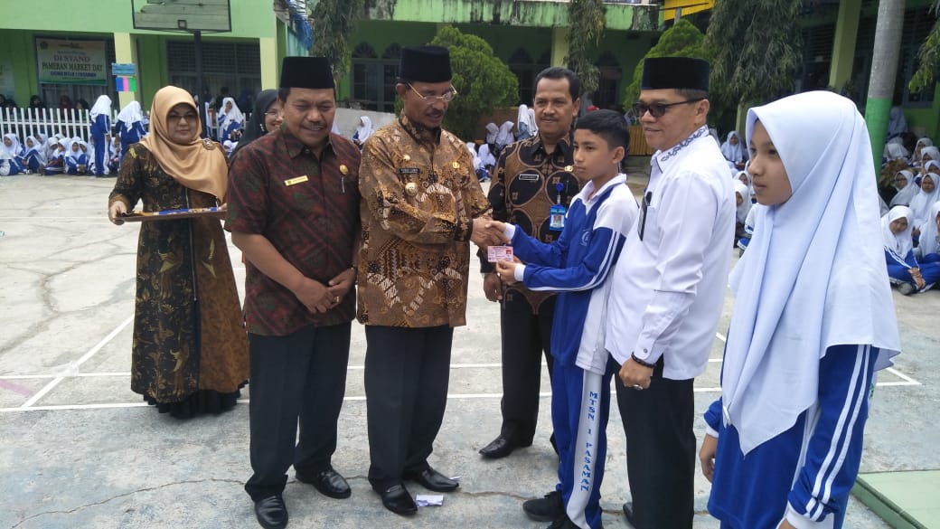 Bupati Pasaman, Yusuf Lubis saat menyerahkan KIA kepada para Siswa di Pasaman (10/10)