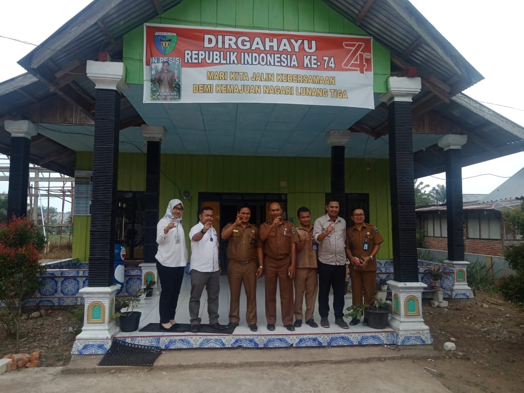 Teks foto: Tim Visitasi salam gembok terbuka bersama walinagari Shobirin usai cek dokuken di Nagari Lunang Tigo, Senin 14/10 (foto: ppid-kisb)