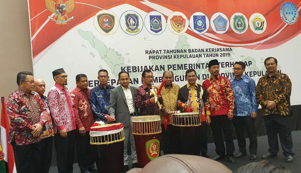 Wakil Ketua Komite I DPD RI Fachrur Rozi saat acara Rapat Tahunan BKS Provinsi Kepulauan di Maluku