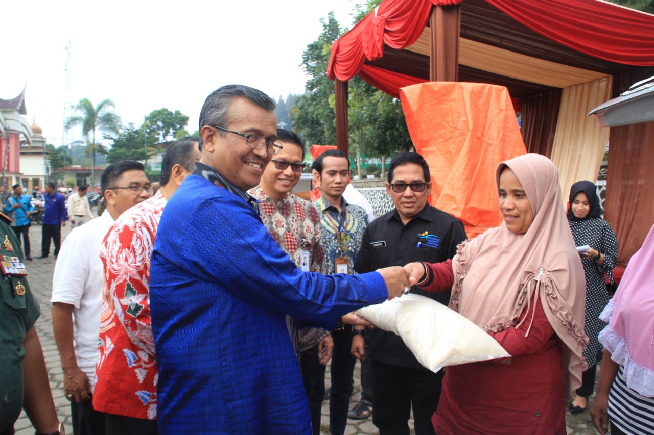 Menandai lounching Bantuan Program Non Tunai, bupati Solok H. Gusmal secara simbolis serahkan bantuan kepada penerima manfaat.