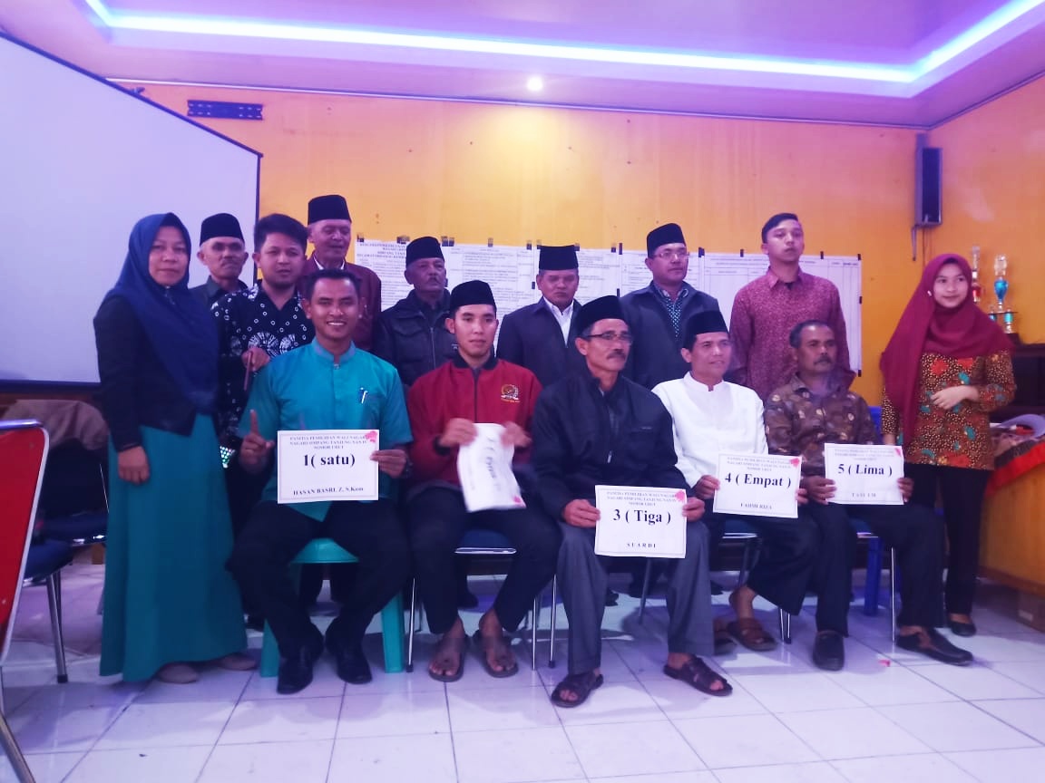 Lima Calon Wali Nagari Simpang Tanjuang Nan IV berfoto bersama P2WN dan tokoh masyarakat